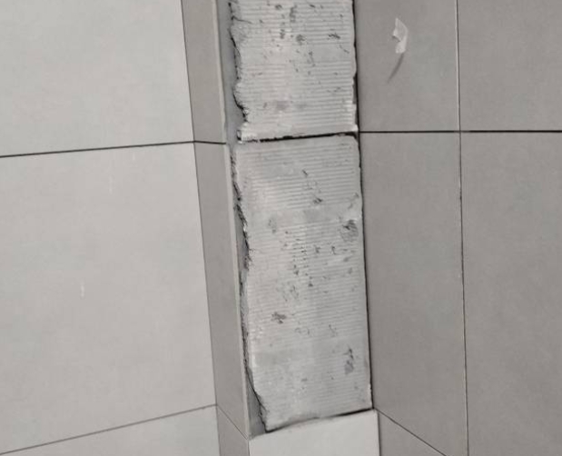 绥棱瓷砖空鼓维修公司分享下瓷砖施工前基层浇水润湿程度不足，可能导致以下问题
